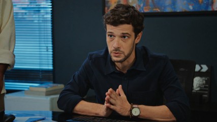 Luca entrega o vídeo das câmeras de segurança do dia de seu ataque para um novo perito