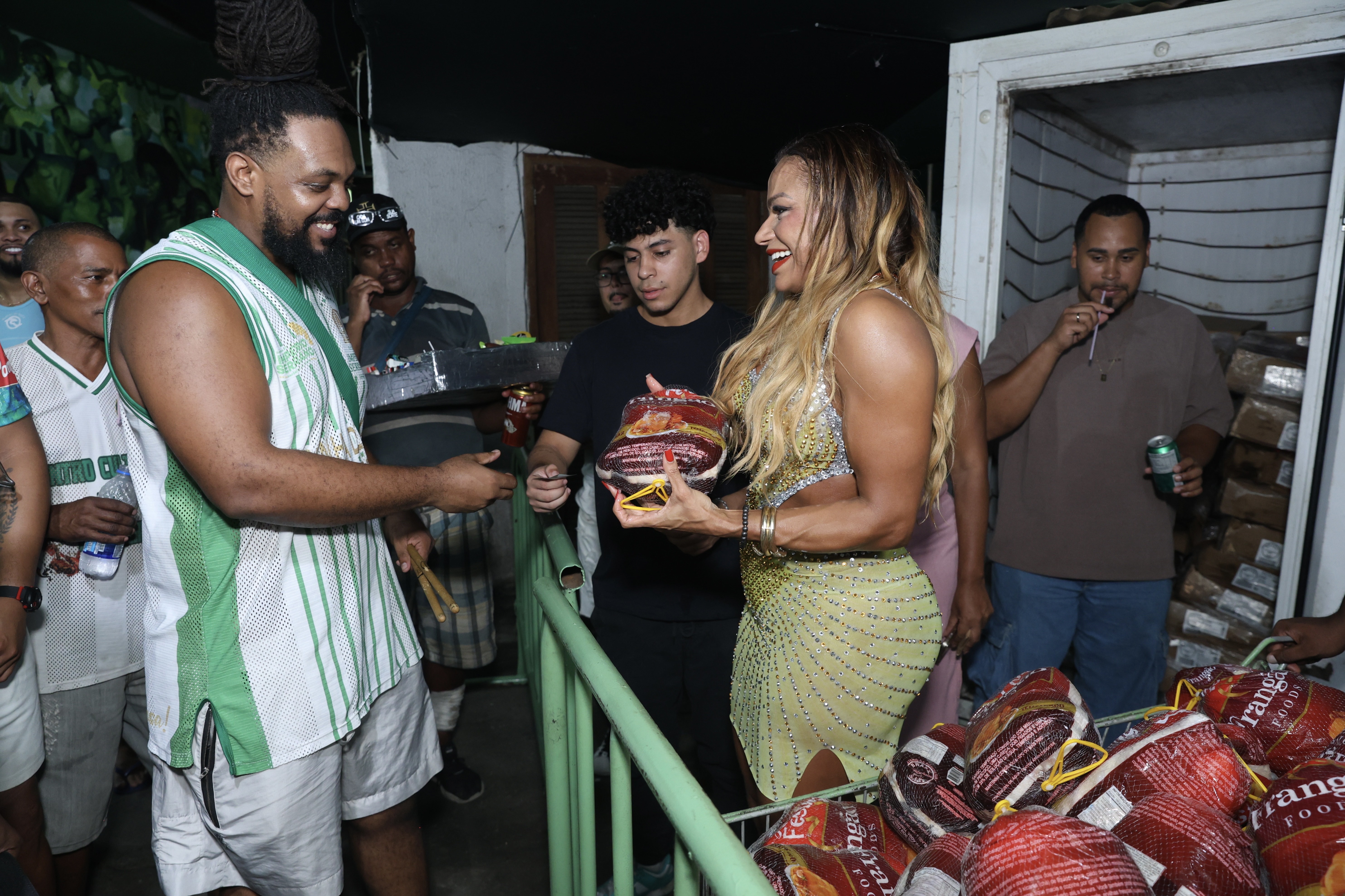 Quitéria Chagas distribui presente de Natal para ritmistas da Império Serrano após ensaio