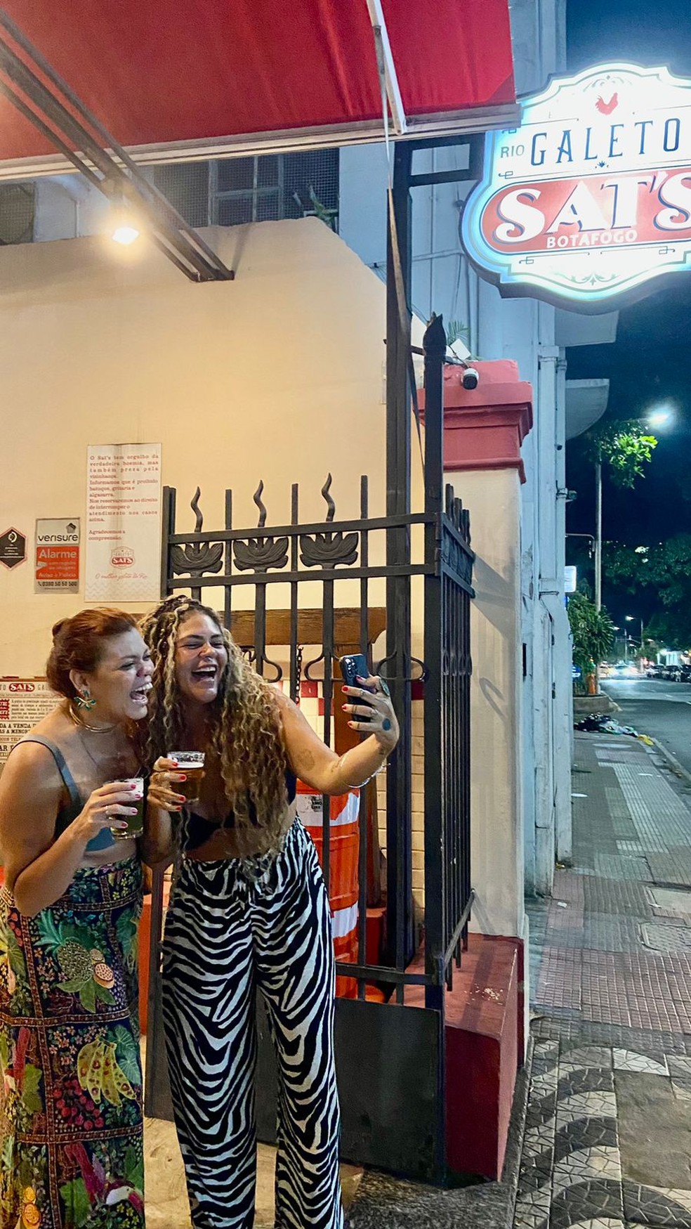 Suposto bar onde aconteceu traição de Chico Moedas e Luisa Sonza vira point de selfies no Rio — Foto: Mateus Almeida/gshow