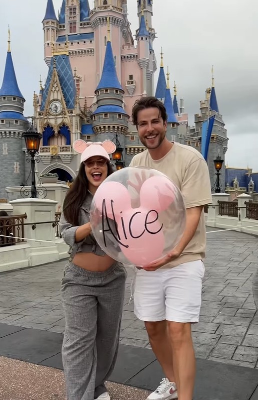 Ex-BBBs Laís Caldas e Gustavo Marsengo revelam o nome da filha