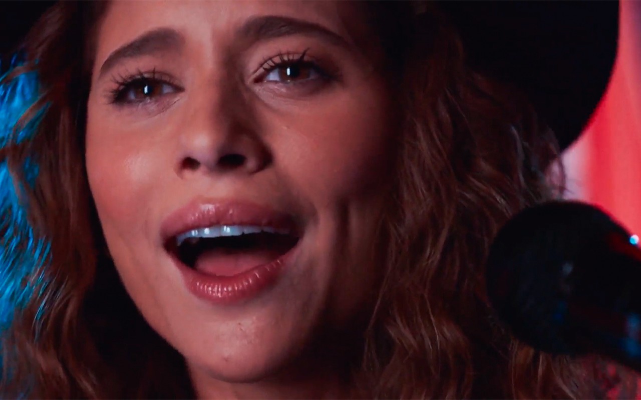 Spoiler de Coração Acelerado: Agrado se emociona ao escutar sua música no rádio