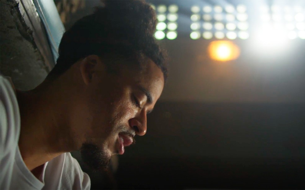 Ryan sofre atentado na prisão em Dona de Mim — Foto: Globo