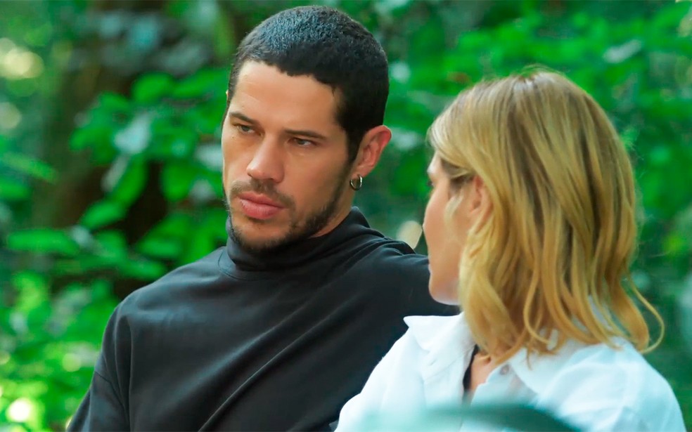 Lui tenta convencer Lumiar de que Theo não é uma pessoa boa em Vai na Fé — Foto: Globo