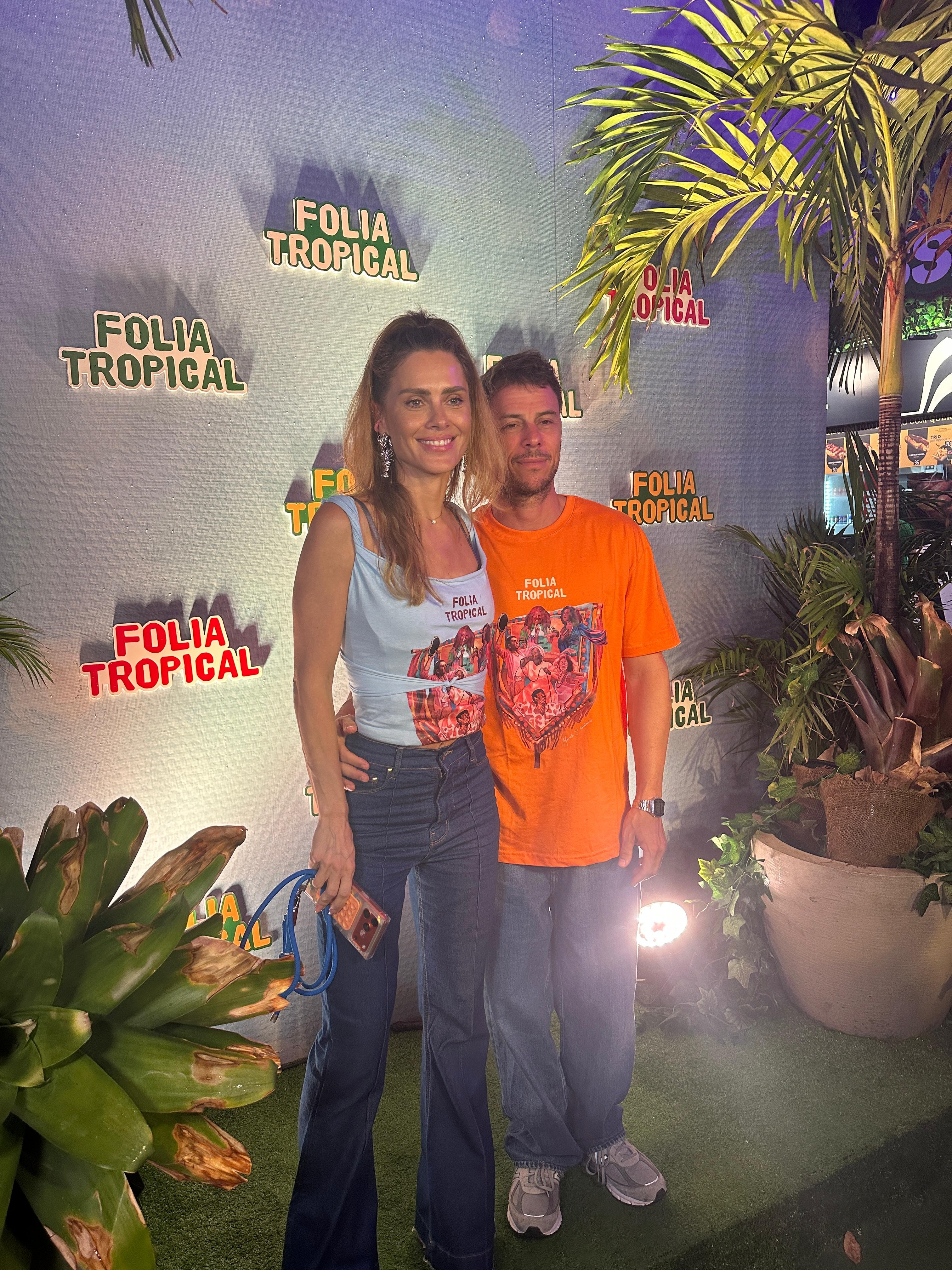 Carolina Dieckmmann curte Desfile das Campeãs em camarote com marido e relembra Preta Gil