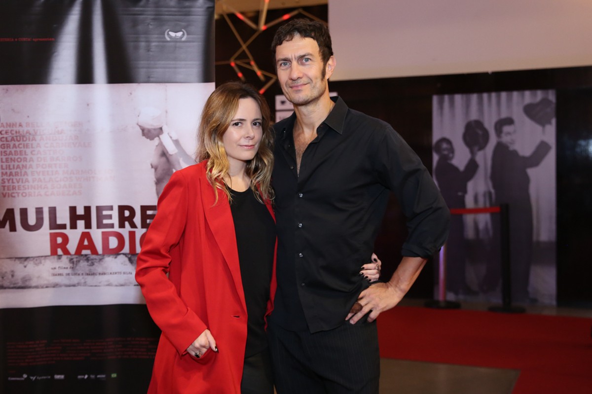 Gabriel Braga Nunes posa em aparição rara com a esposa no Festival do