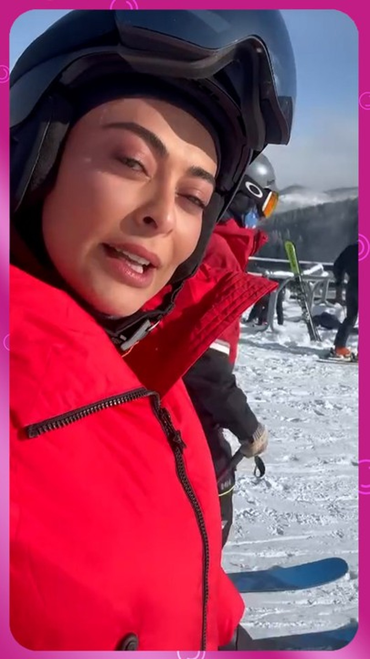 Juliana Paes abre álbum de férias na neve com a família e amigos