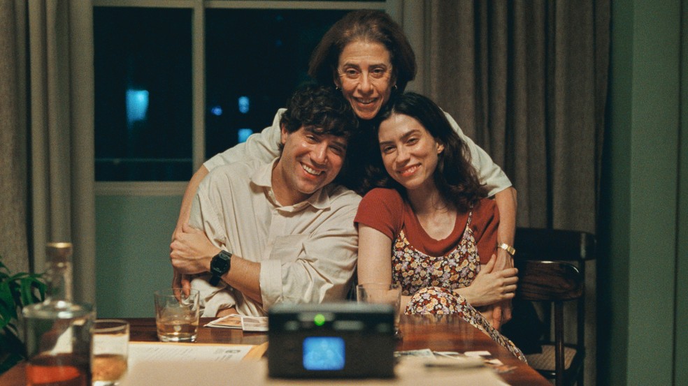 Filhos posam com Eunice em momento emocionante de Ainda Estou Aqui — Foto: Divulgação