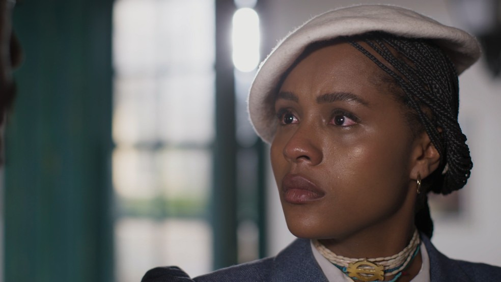 Alika desaba no choro e Tonho a ampara — Foto: Reprodução/TV Globo