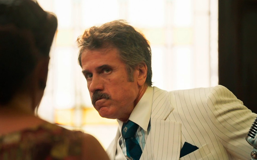Ernesto (Eriberto Leão) apanha de Dita (Jeniffer Nascimento) em Êta Mundo Melhor! — Foto: Globo