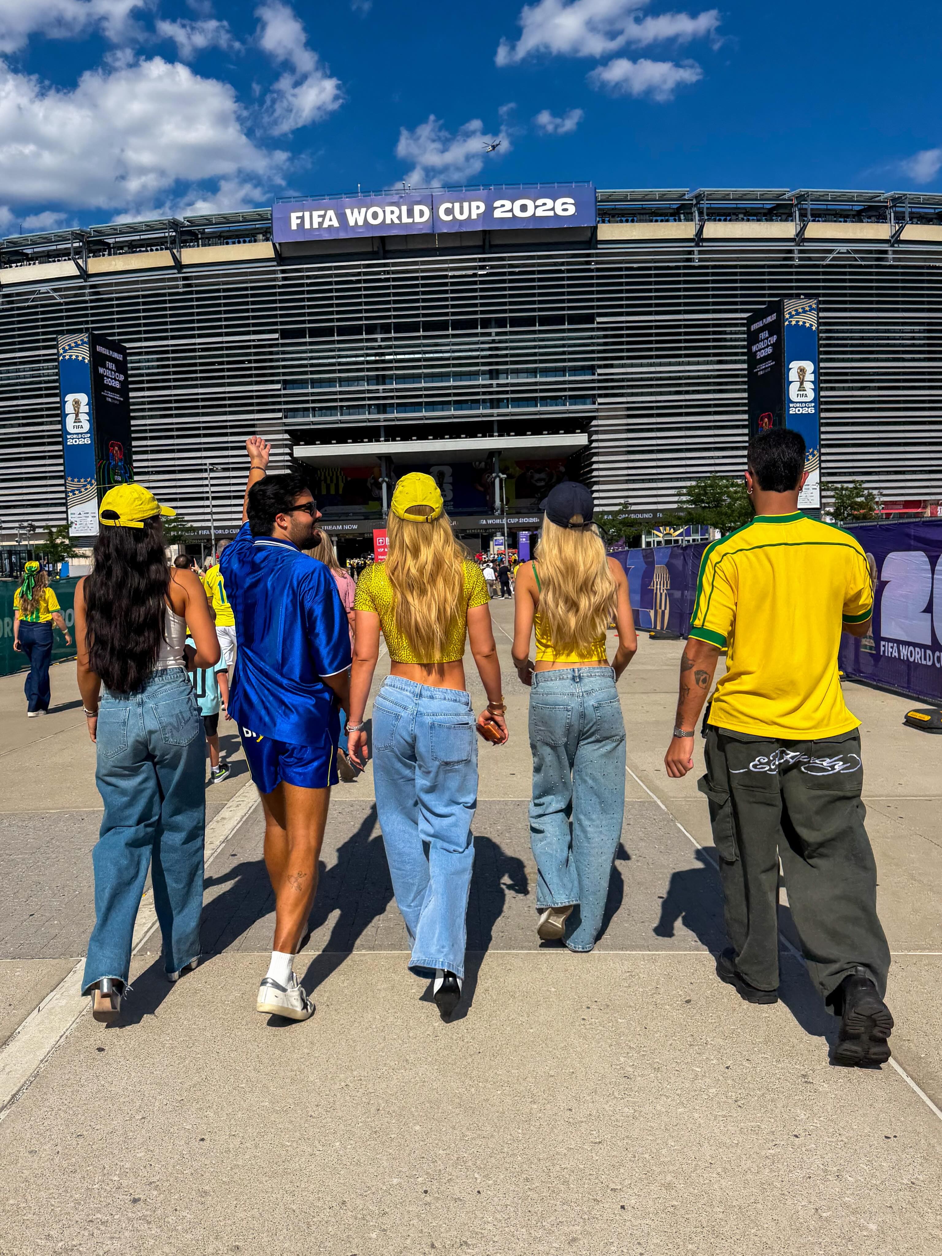 Com look brilhante, Virginia posa em estádio que sediará primeiro jogo do Brasil na Copa do Mundo