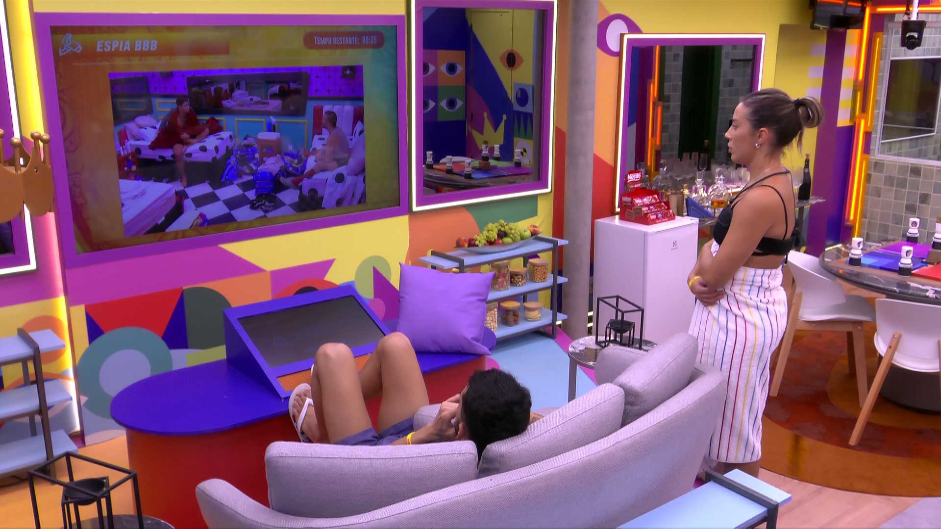 Renata escuta conversa de rivais sobre não deixá-la de 'escanteio' e reage: 'Falei brincando'