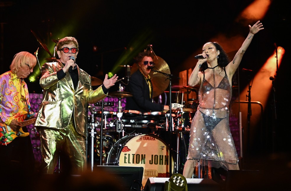 Elton John dividiu o palco com Rina Sawayama — Foto: Leon Neal/Getty Images