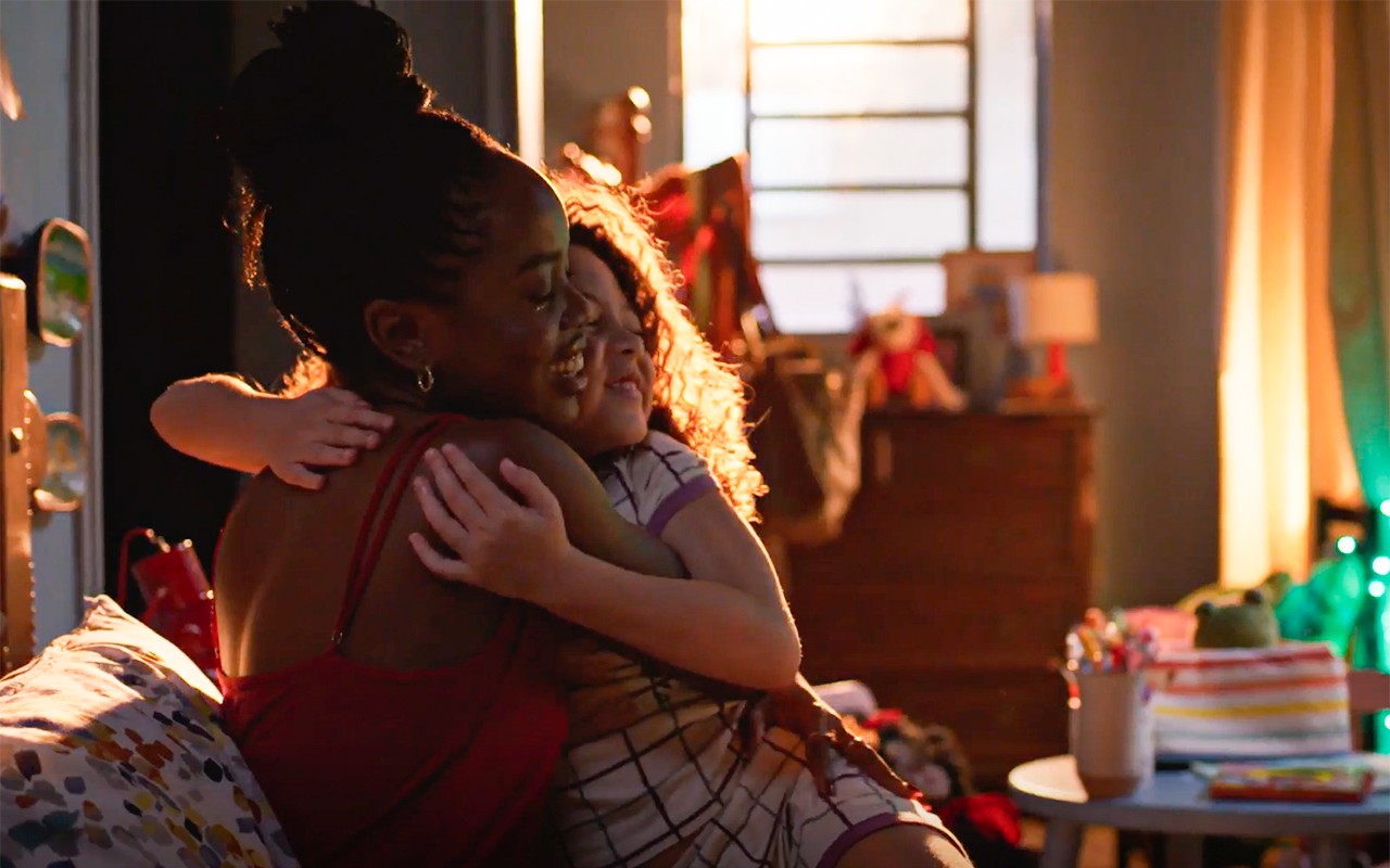 Dona de Mim: Sofia volta a falar com Leo, e as duas se abraçam