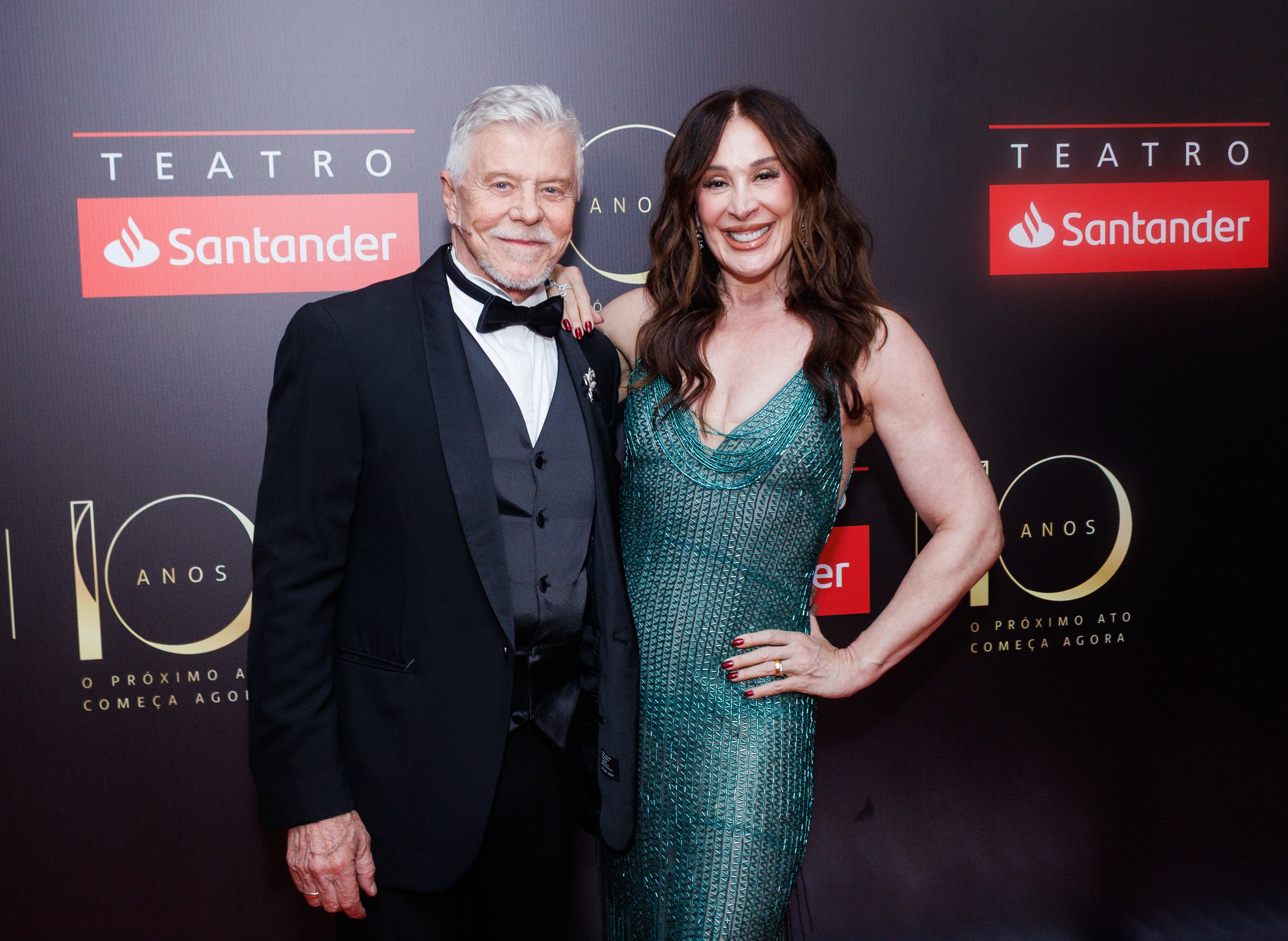 Claudia Raia aposta em vestido reluzente para evento em São Paulo