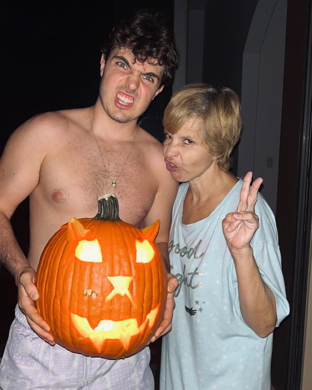 Filho de Gugu, João Augusto Liberato compartilha fotos antigas de Halloween em família