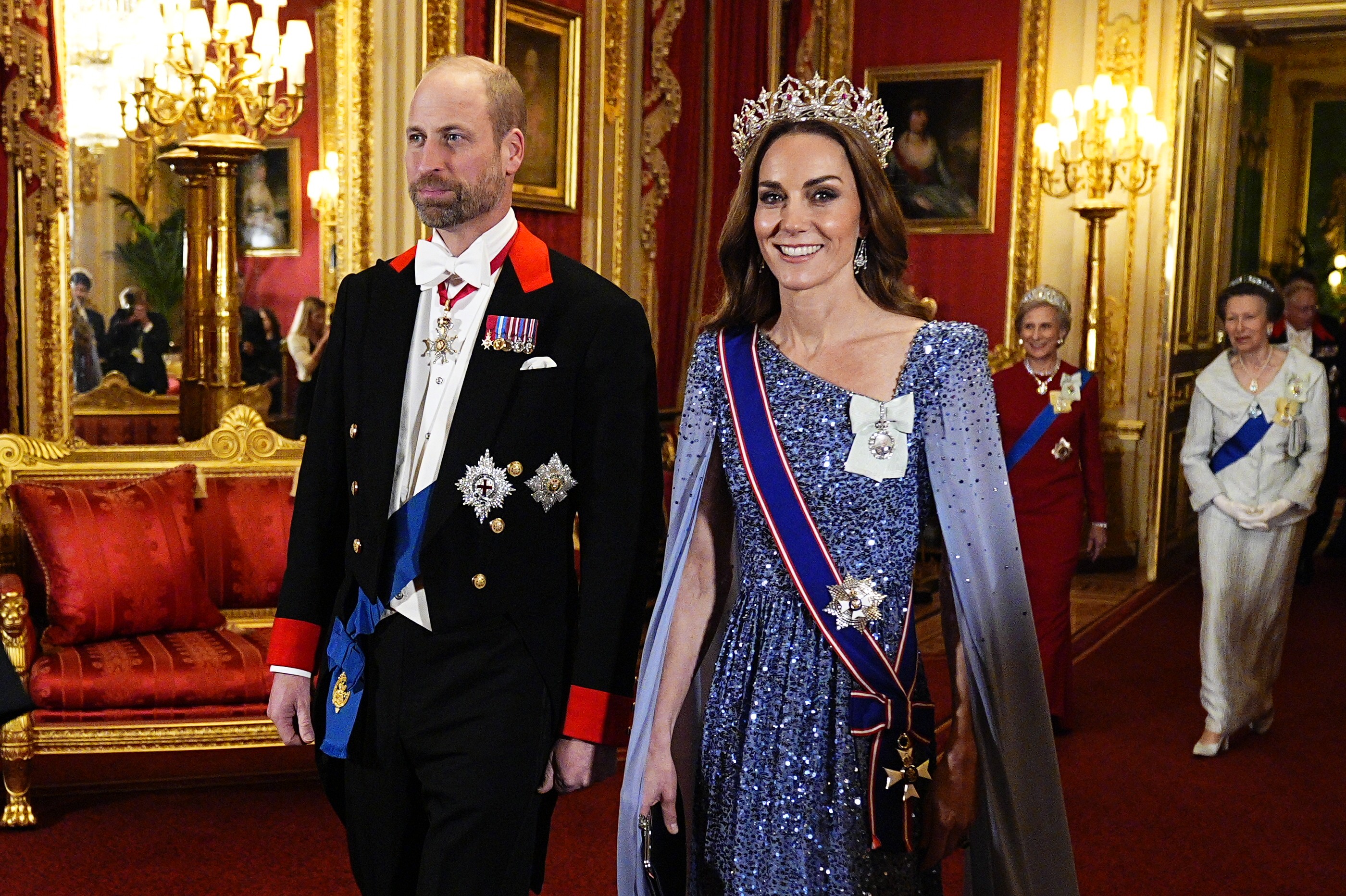 Kate Middleton usa tiara raríssima com 2.600 diamantes em baquete da família real britânica