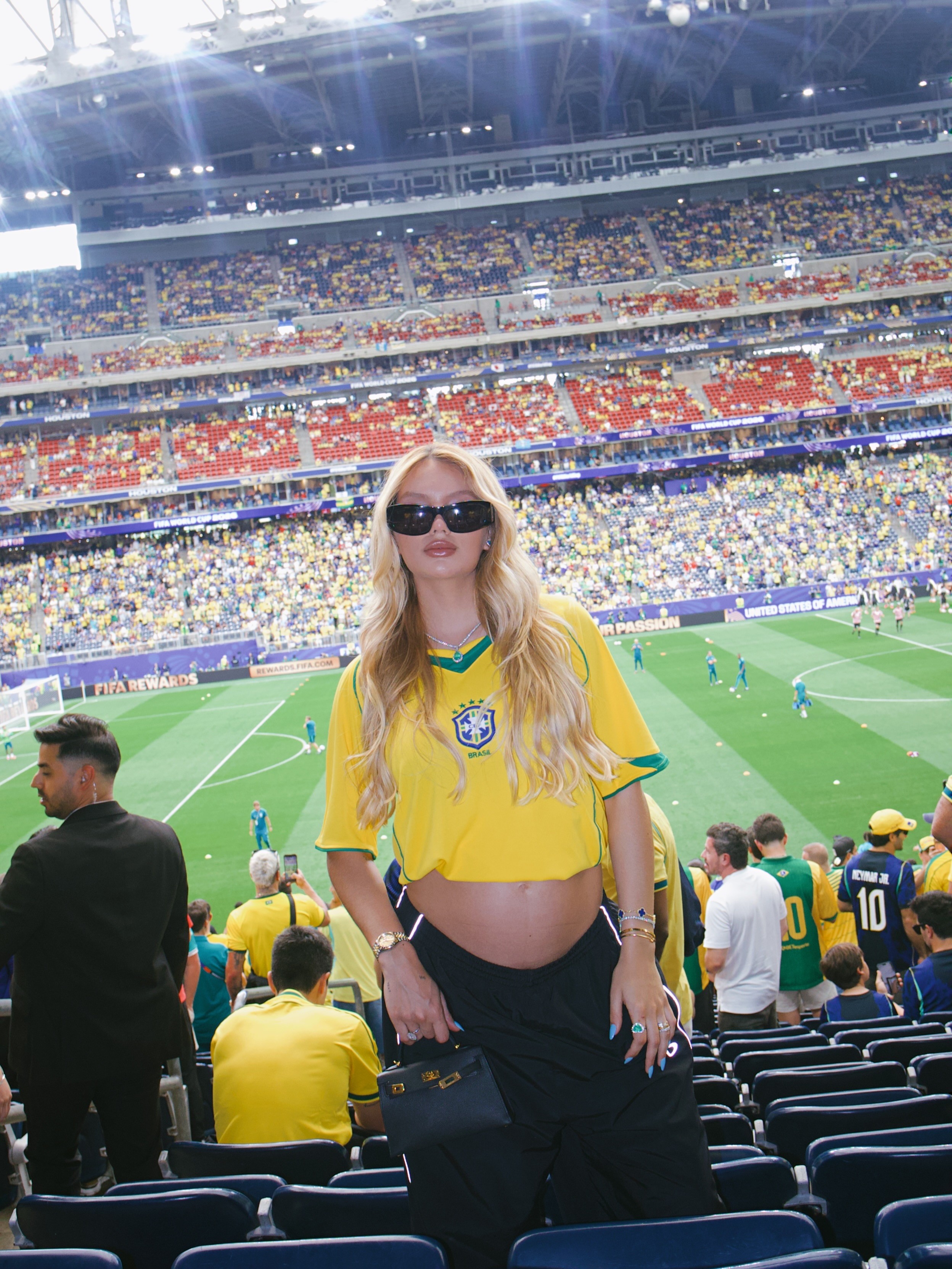 Grávida, Gabriely Miranda exibe barriguinha em look para torcer pelo Brasil