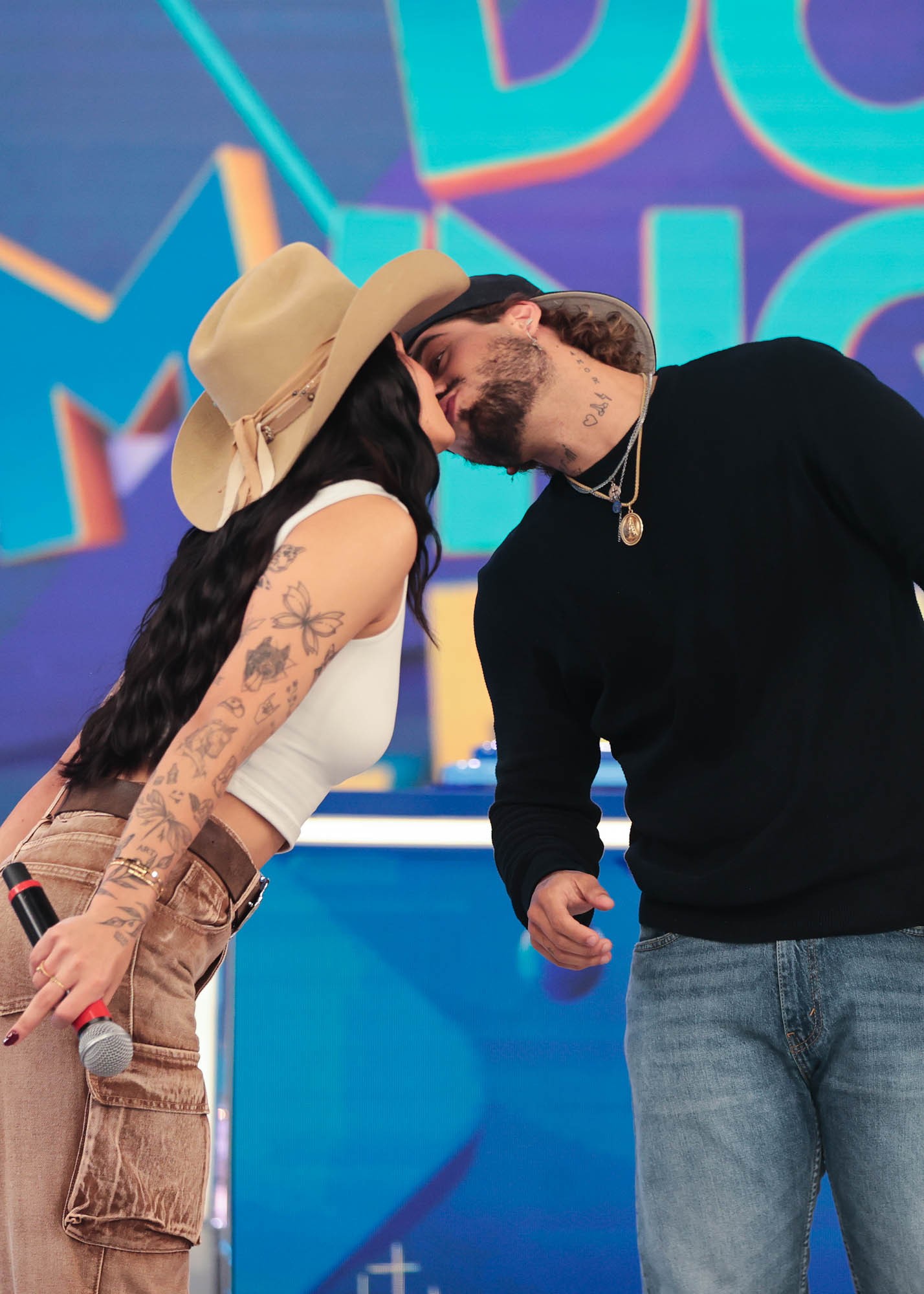 Primeiro beijo público de Ana Castela e Zé Felipe repercute na web e fãs vão à loucura