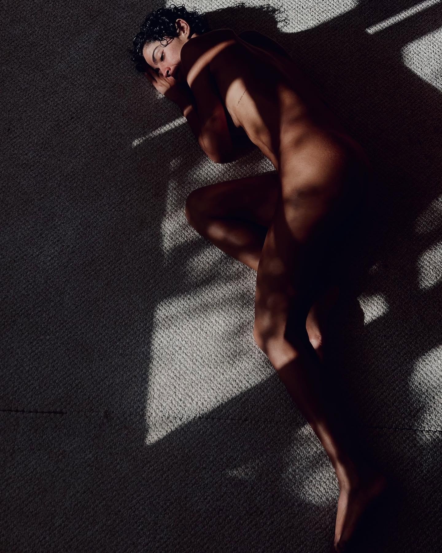 Bela Gil compartilha fotos de nu artístico