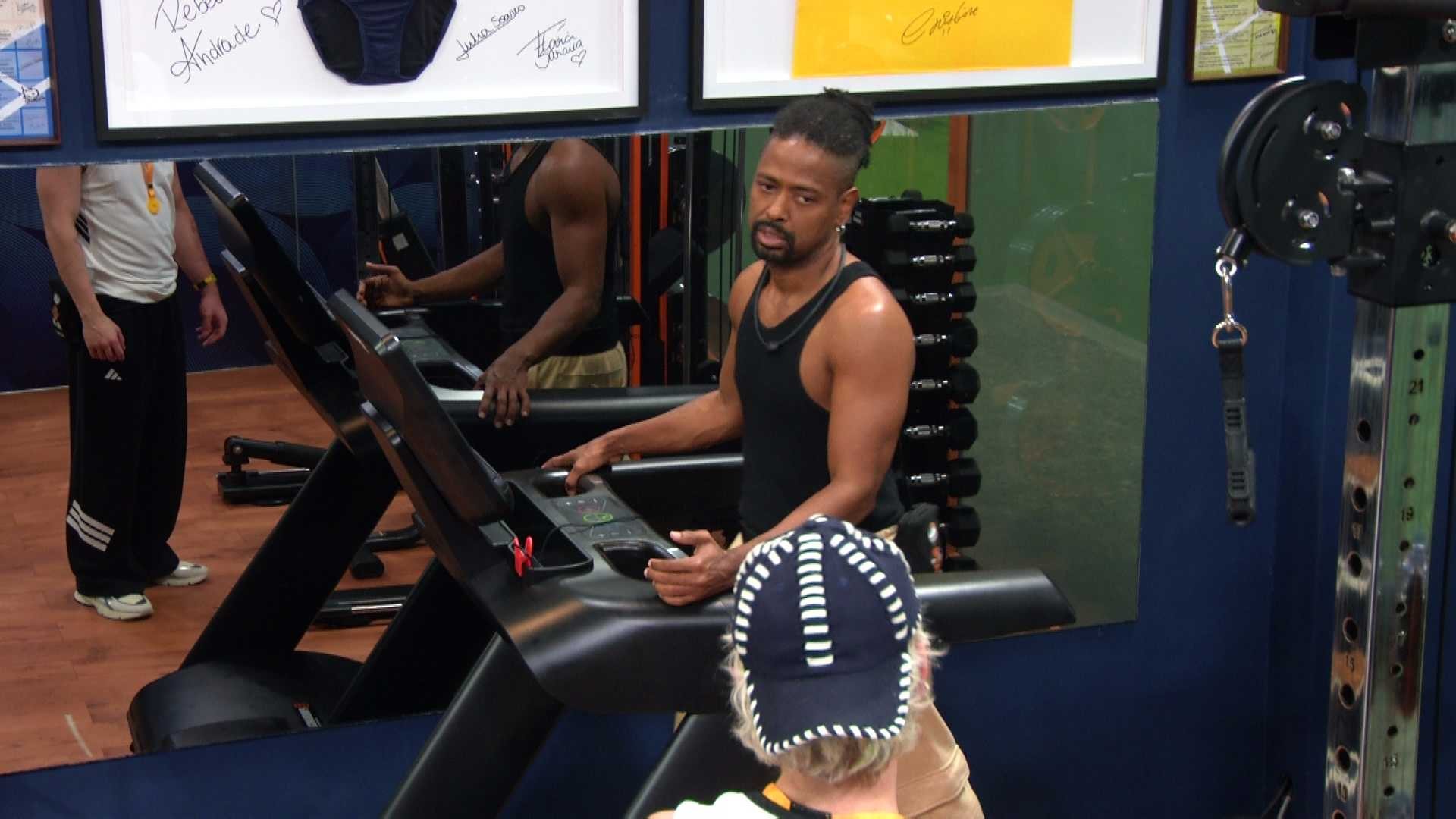 Leandro Boneco relata a Juliano Floss atendimento médico após mal estar