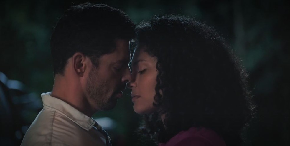 Caio (Cauã Reymond) e Aline (Barbara Reis) quase se beijam em Terra e Paixão — Foto: Globo