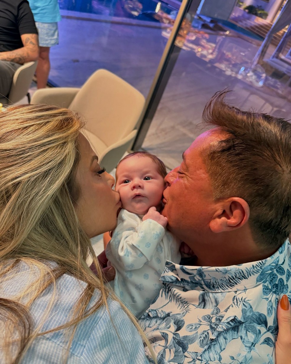 Poliana e Leonardo posam com o neto  Foto: Instagram