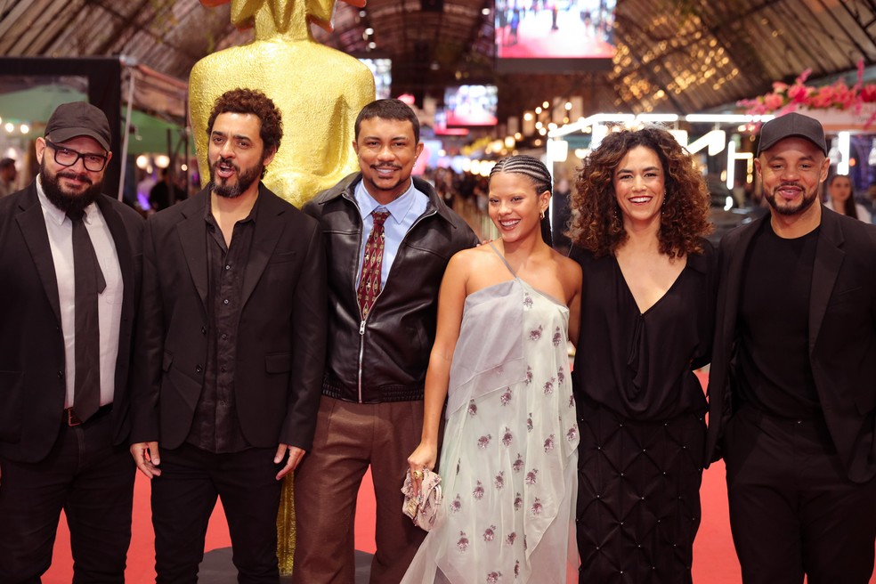 Elenco do filme 'Cinco Tipos de Medo' em Gramado — Foto: Lucas Ramos/BrazilNews