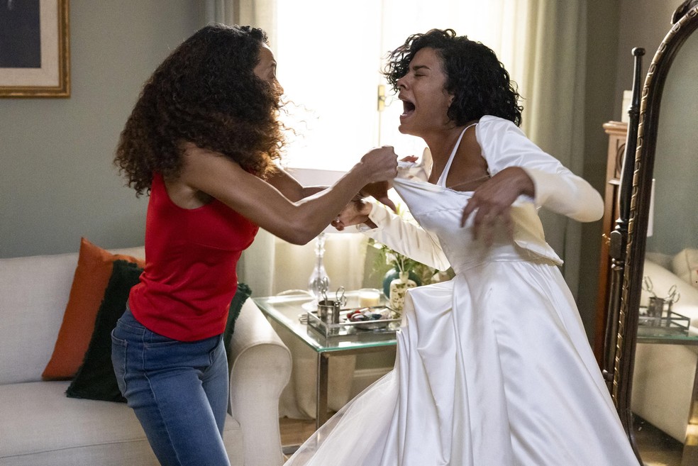 Em Vale Tudo, Raquel se vinga de Maria de Fátima e rasga o vestido de noiva da filha; veja foto — Foto: Globo