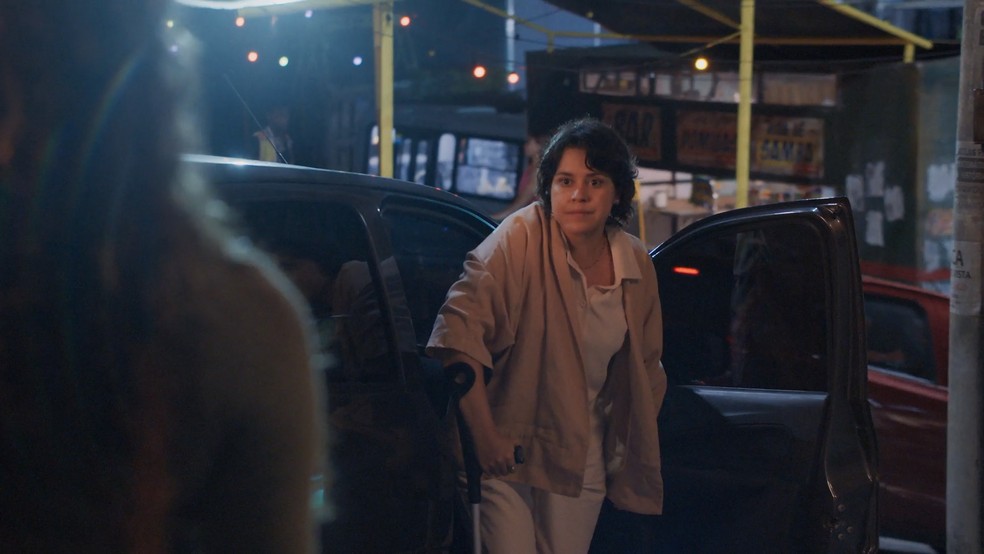 Três Graças: Claudia vai encontrar Gerluce ao aparecer na Chacrinha — Foto: Globo