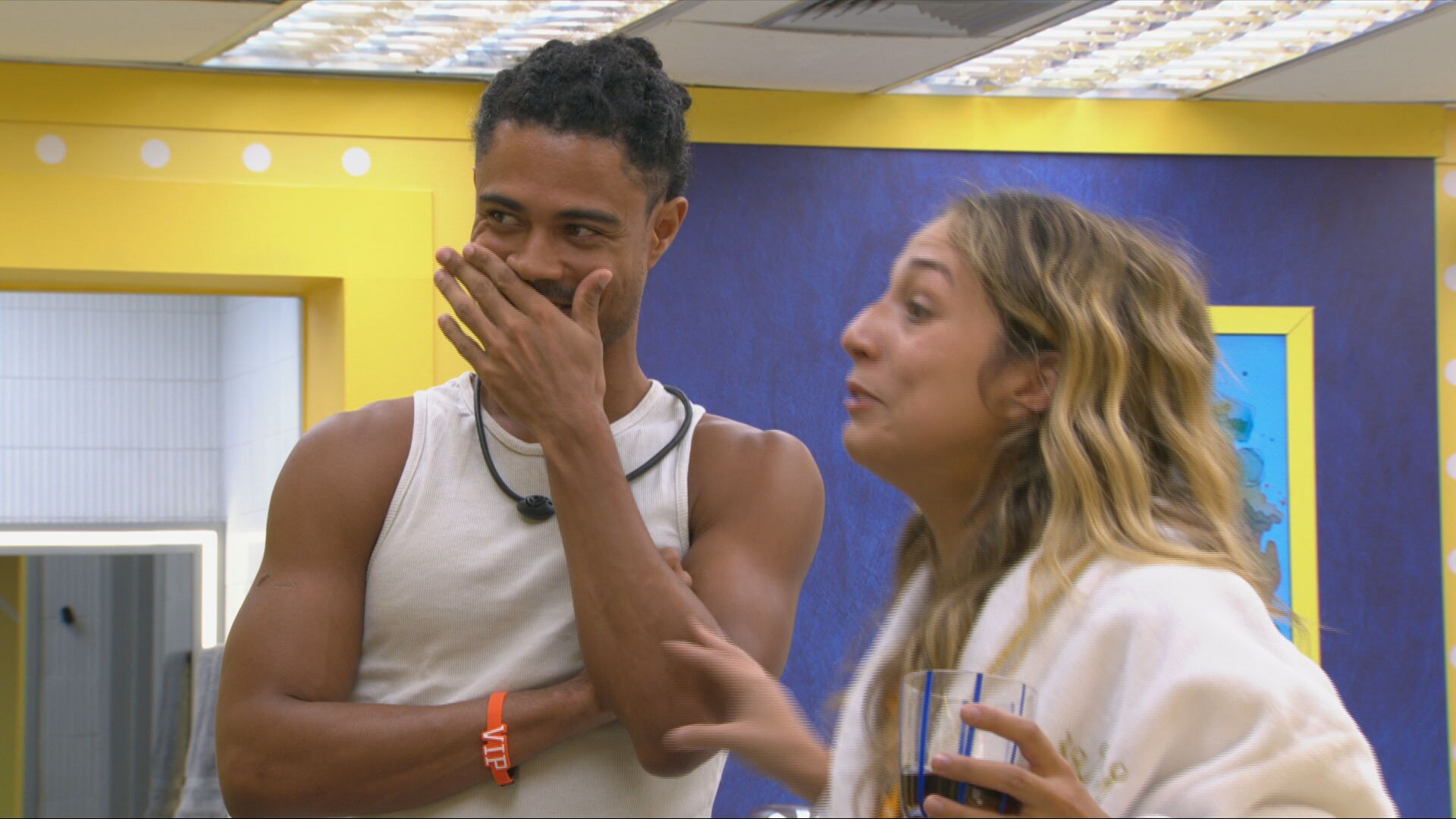 Juliano Floss chama Ana Paula Renault para ver Jonas Sulzbach e Marciele deitados juntos