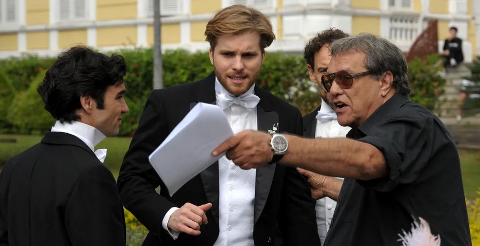 Caio Blat, Thiago Fragoso, Emilio de Mello e Dennis Carvalho nos bastidores de Lado a Lado — Foto: João Cotta/Globo