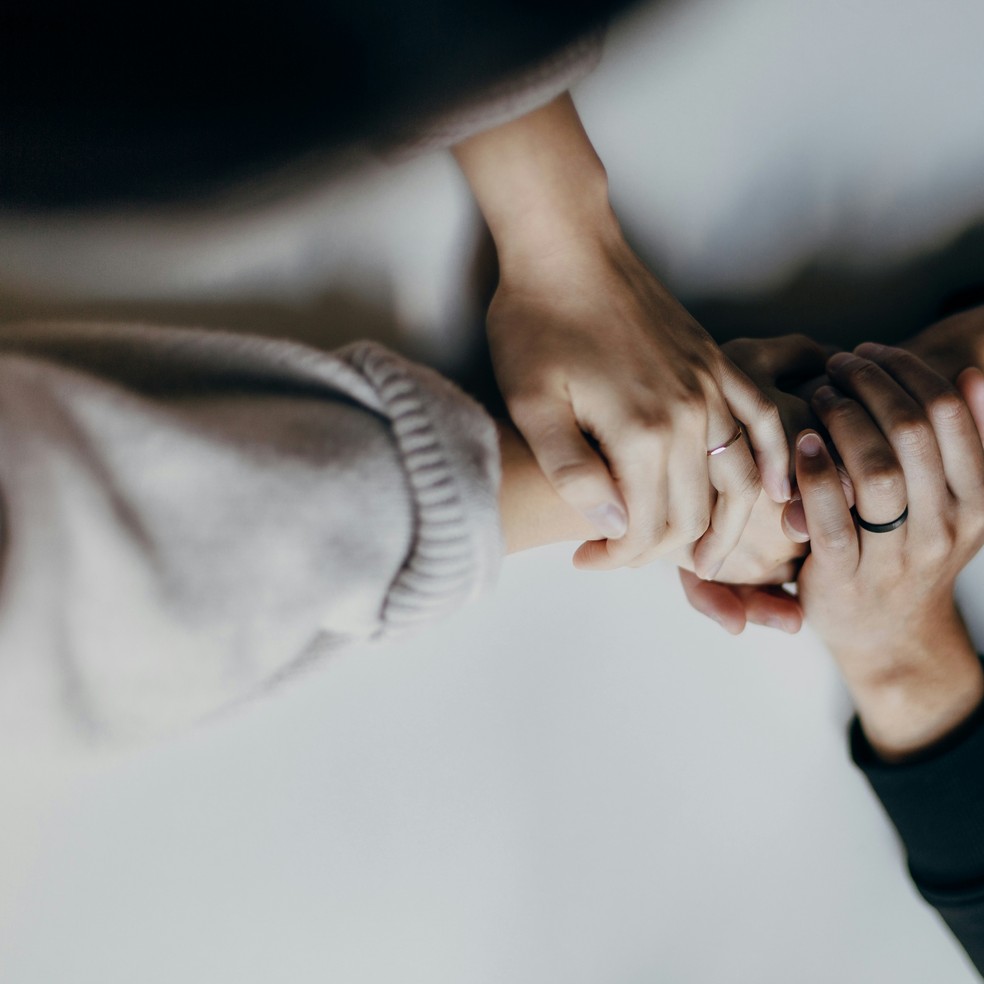 Especialistas comentam os pontos negativos de aderir a um movimento que propõe evitar conhecer e se envolver com as pessoas — Foto: Pexels