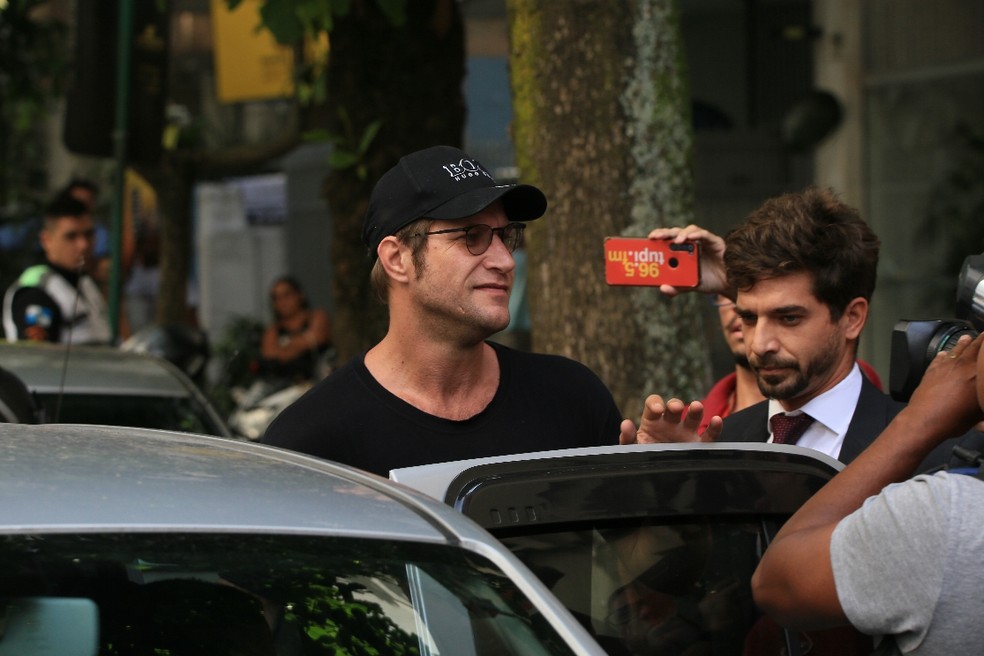 Diego Alemão deixa delegacia após ser preso por porte ilegal de armas — Foto: Agnews