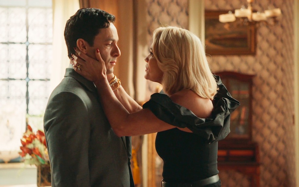 Sandra (Flávia Alessandra) tenta trazer Celso (Rainer Cadete) para o seu lado em Êta Mundo Melhor! — Foto: Globo