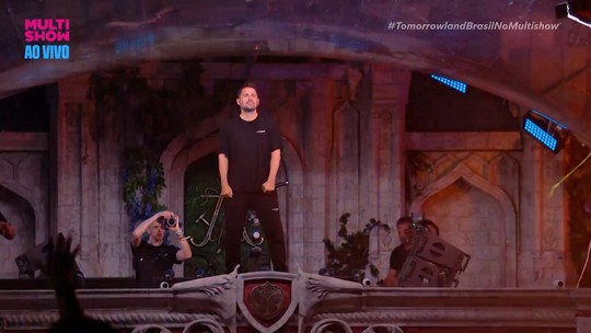 No Tomorrowland Brasil, Dimitri Vegas toca nova verso de clssico do funk e empolga pblico