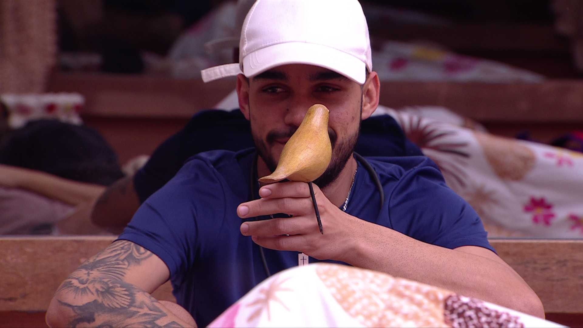 João Pedro segura passarinho decorativo no BBB 25, e declara: 'É o meu irmão'