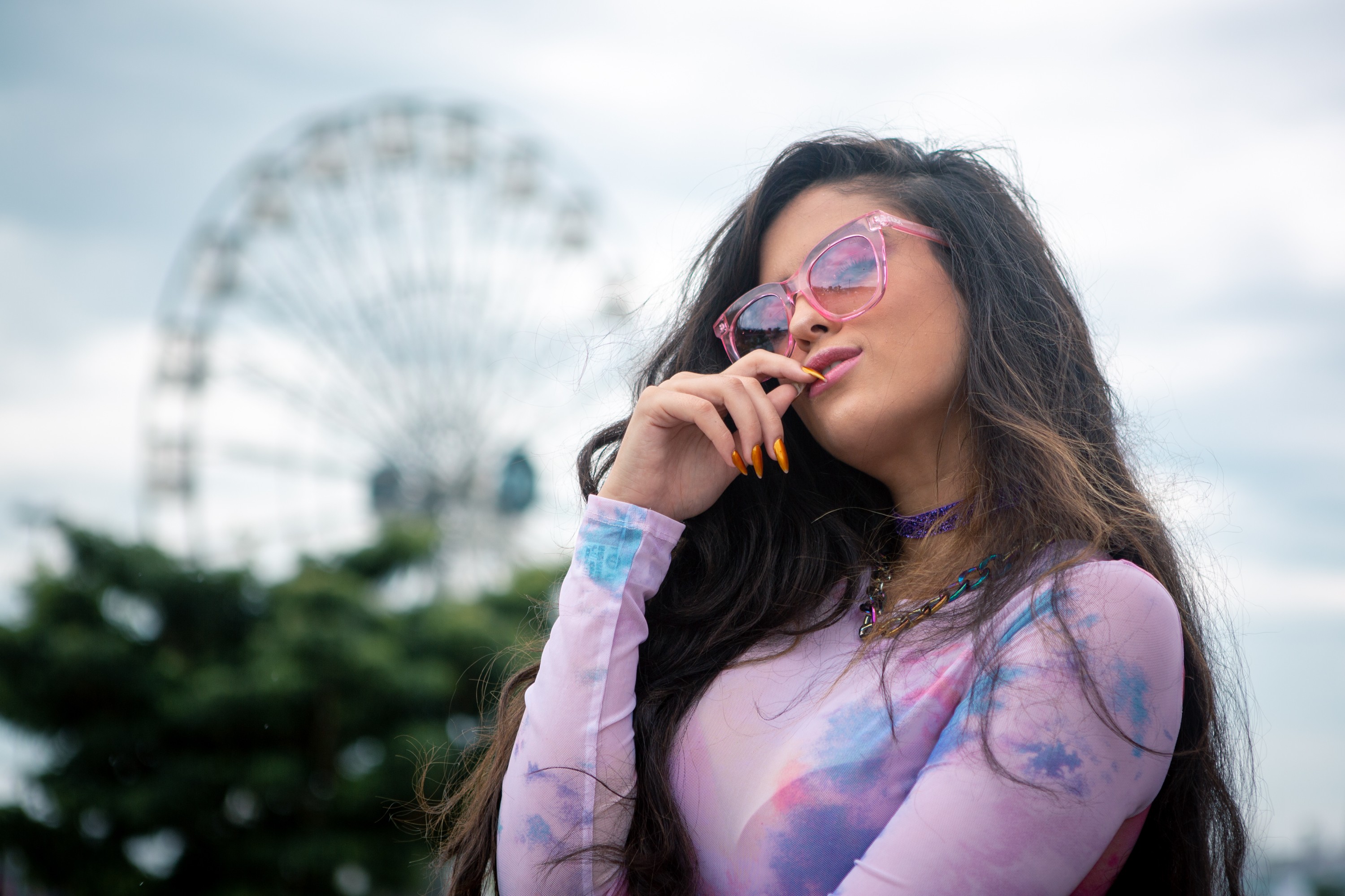 Lollapalooza: ex-BBB Hana Khalil aposta em transparência e glitter para ...