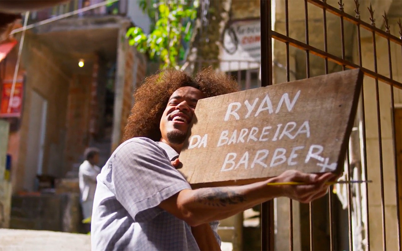 Dona de Mim: Ryan pede demissão do salão e abre uma barbearia na comunidade