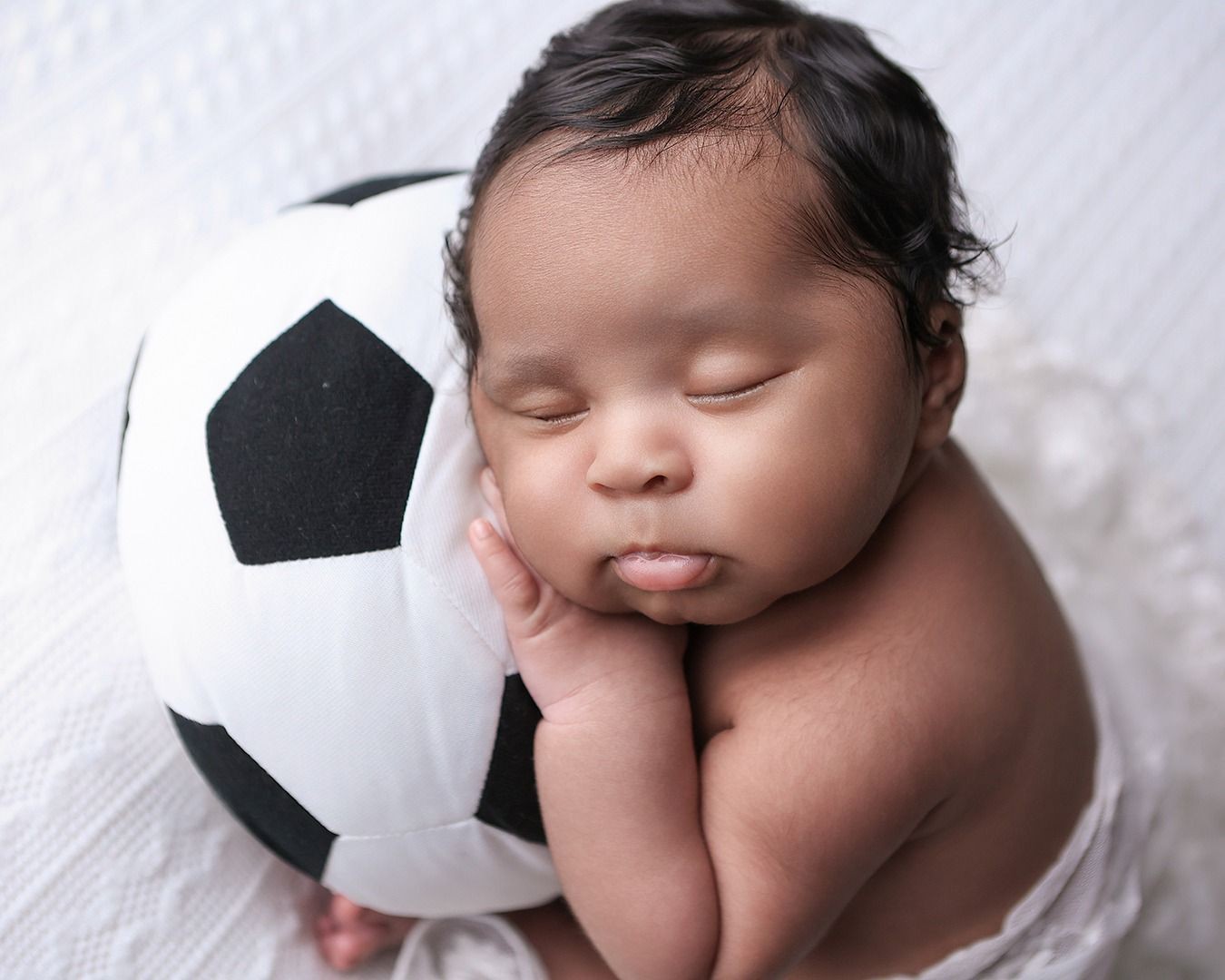 Mulher do jogador Lincoln Henrique festeja primeiro mês do filho com ensaio inspirado em futebol