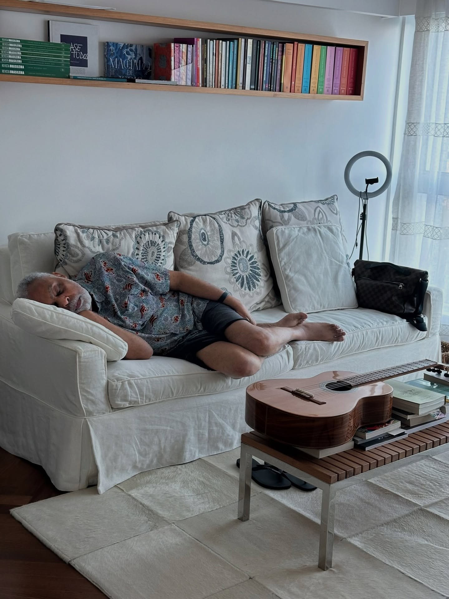 Gilberto Gil compartilha sua Páscoa com direito a sonequinha no sofá