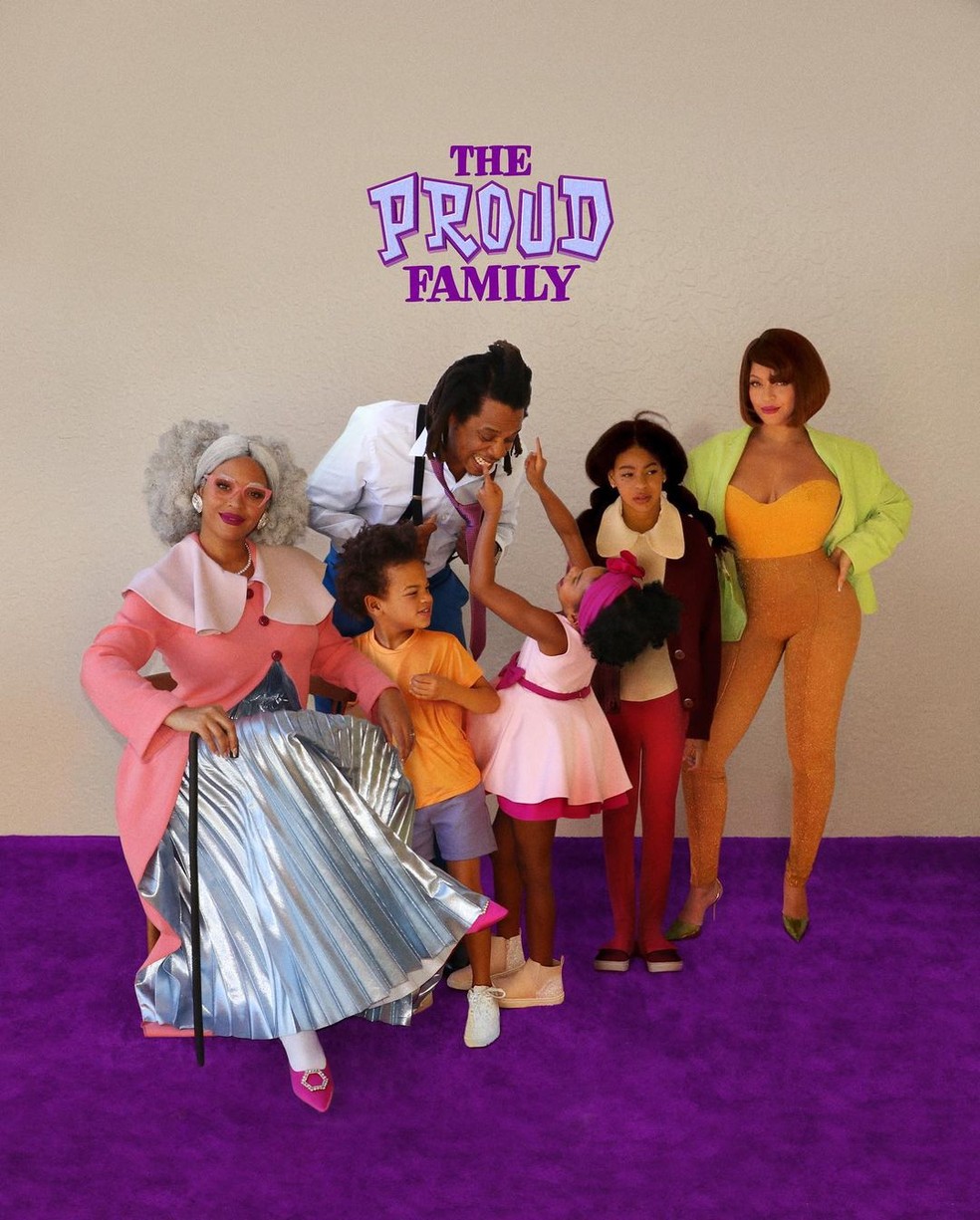 Beyonc aparece de bengala em fantasia em famlia para o Halloween: 'A Famlia Orgulhosa'  Foto: Instagram