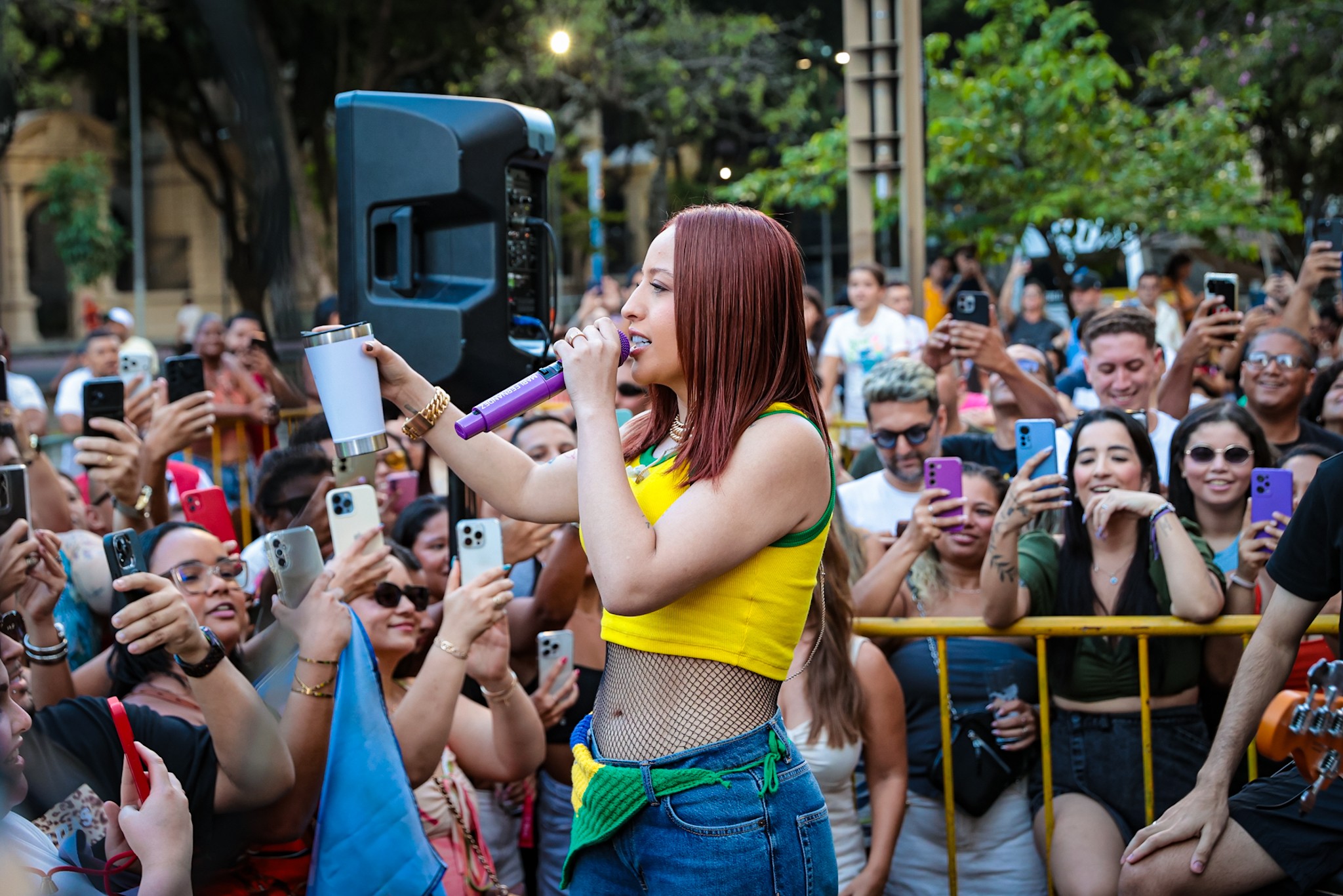 Mari Fernandez faz apresentação surpresa no Rio de Janeiro