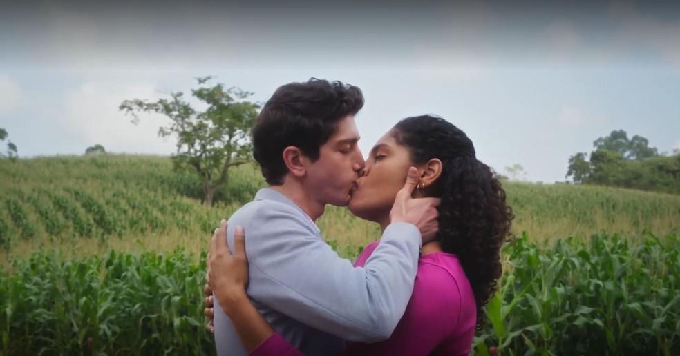Daniel (Johnny Massaro) e Aline (Barbara Reis) são flagrados aos beijos — Foto: Globo