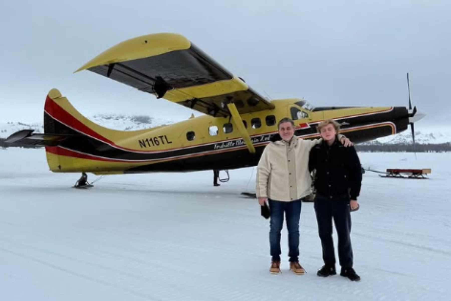 Luciano Huck posta foto com Benício em viagem ao Alasca