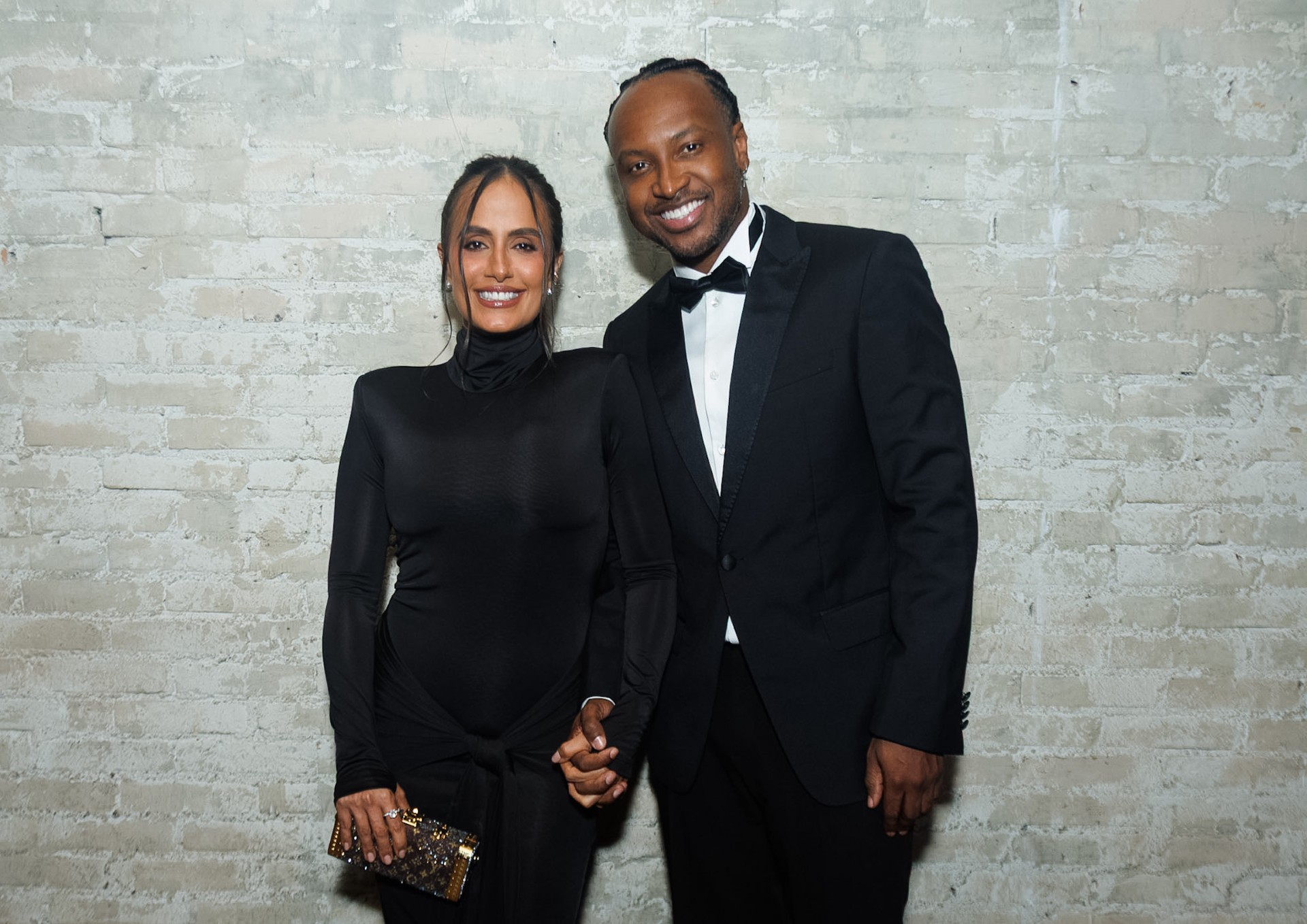 Thiaguinho e Carol Peixinho marcam presença no leilão que comemora os 10 anos do projeto 'Tardezinha'