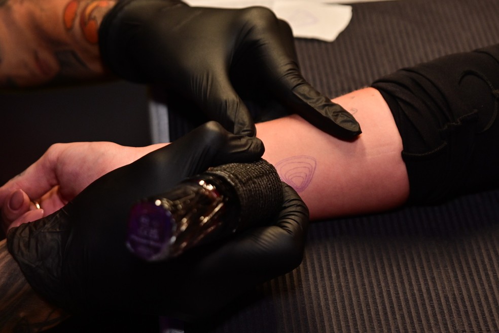 Virginia faz tatuagem em homenagem ao Teleton — Foto: Leo Franco/ Agnews