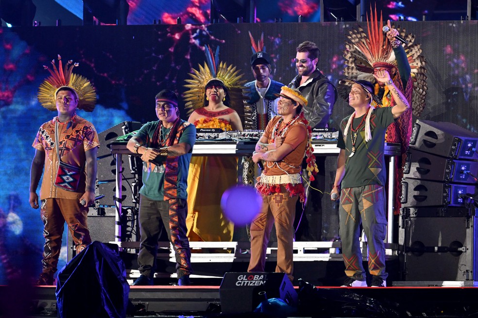 Alok e artistas indígenas brasileiros se apresentam no Central Park, em Nova York — Foto: Noam Galai/Getty Images