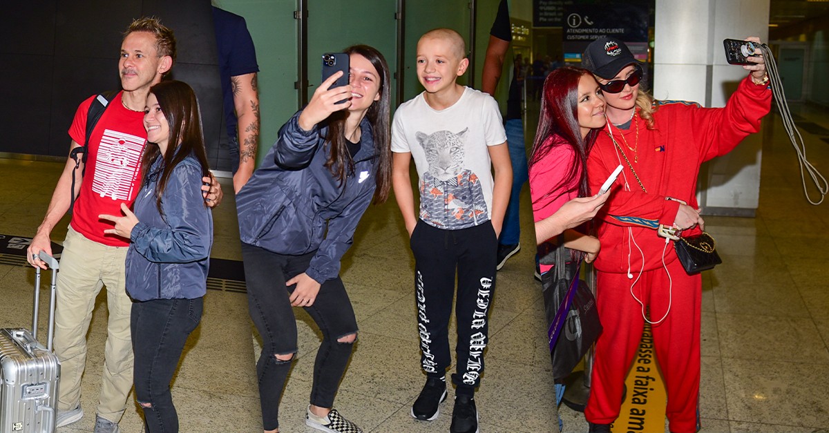 Estrelas acessíveis! Atores de Hollywood desembarcam em São Paulo para CCXP25 e posam com fãs