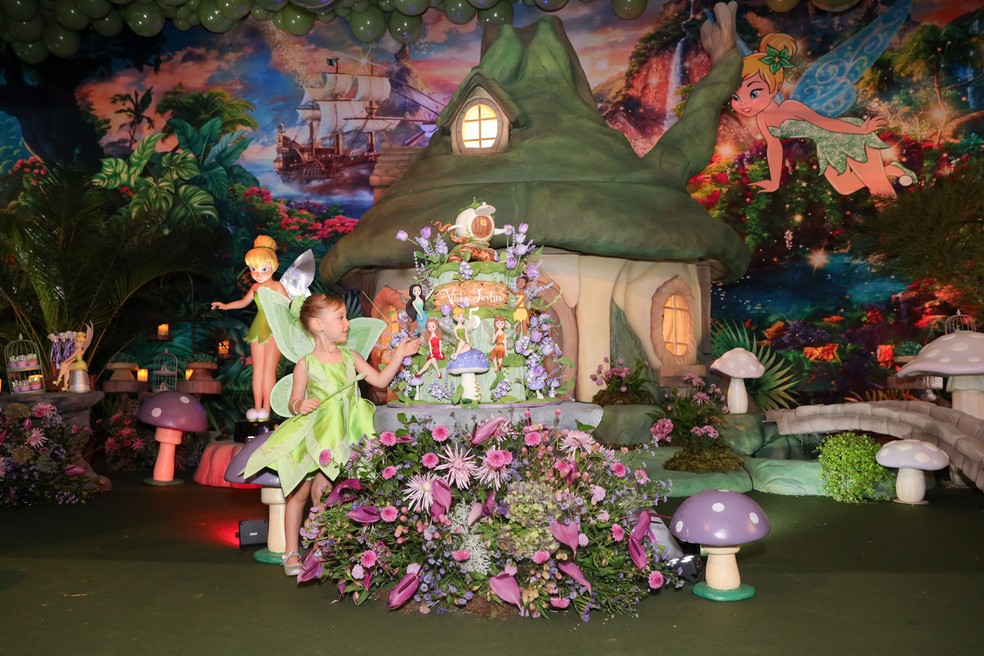 Vicky Justus na mesa do bolo — Foto: Lucas Ramos / Brazil News