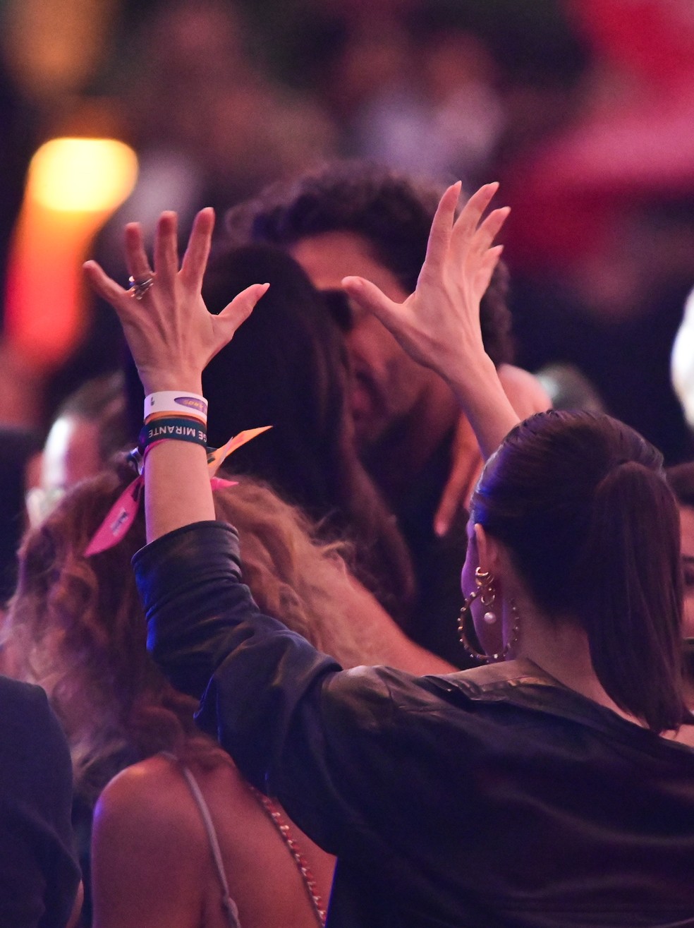 Ivete flagrada aos beijos em show — Foto: AgNews